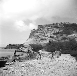 Vissers aan de Sint Michielsbaai aan de Zuidkust van Curaçao, Bestanddeelnr 252-7501