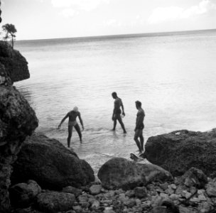 Vissers aan de Sint Michielsbaai aan de Zuidkust van Curaçao, Bestanddeelnr 252-7521