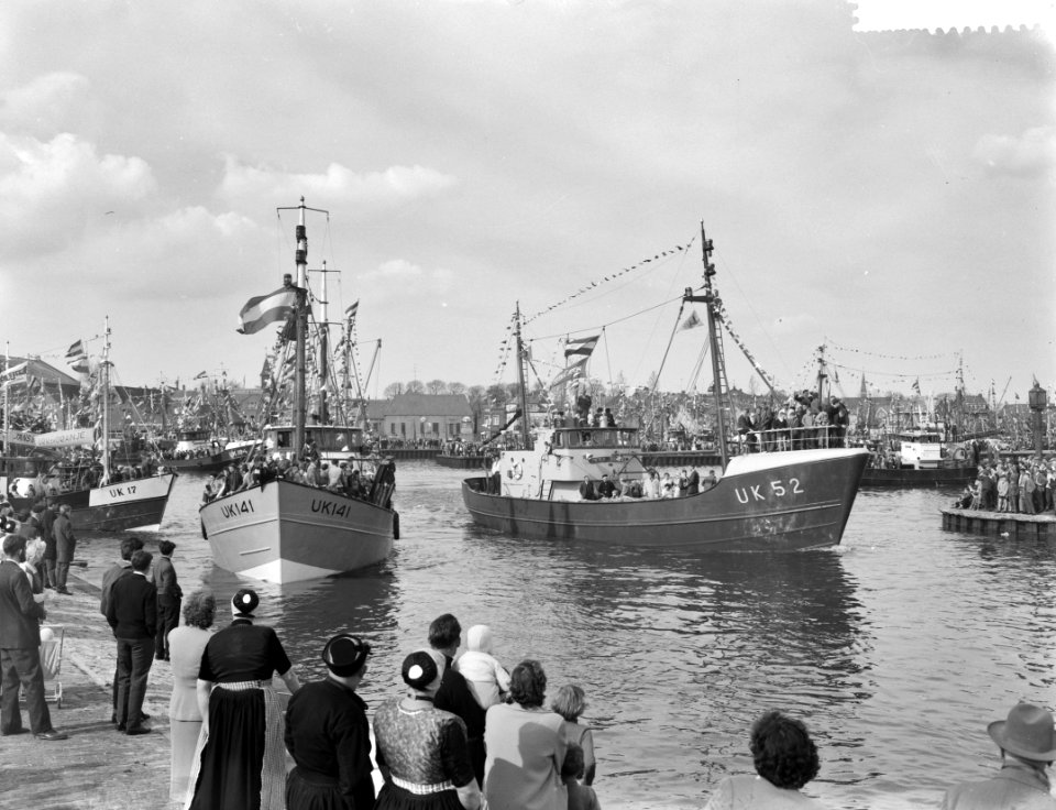 Visserijdag 1961 in Urk Het uitvaren van de vissersvloot, Bestanddeelnr 912-3509