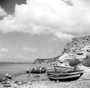 Vissers aan de Sint Michielsbaai aan de Zuidkust van Curaçao, Bestanddeelnr 252-7502