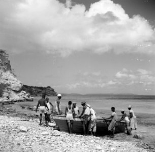 Vissers aan de Sint Michielsbaai aan de Zuidkust van Curaçao, Bestanddeelnr 252-7504