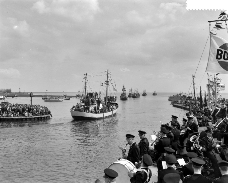 Visserijdag 1961 in Urk Het uitvaren van de vissersvloot, Bestanddeelnr 912-3511