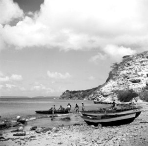 Vissers aan de Sint Michielsbaai aan de Zuidkust van Curaçao, Bestanddeelnr 252-7503