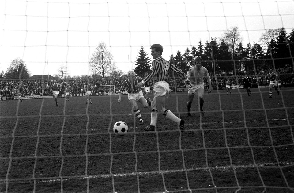 Vitesse tegen PSV 0-7. Vitesse doelman van der Zwaard en Hofs (midden) kunnen Sc, Bestanddeelnr 922-3761