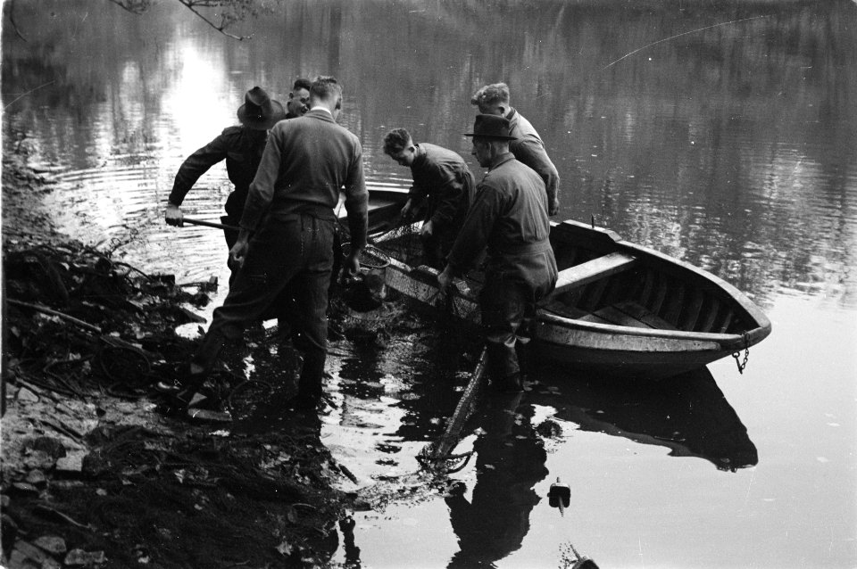 Vissers aan het afvissen in een vijver in park Sonsbeek te Arnhem, Bestanddeelnr 170-0549