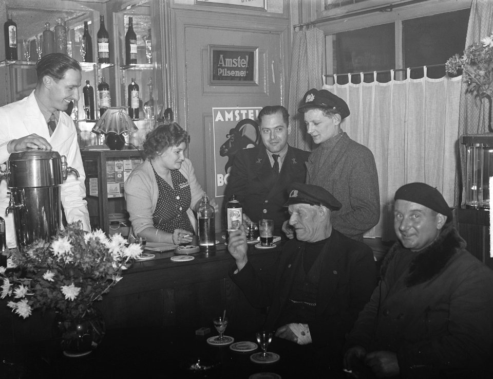 Visser in IJmuiden vissers in gesprek, Bestanddeelnr 903-7349