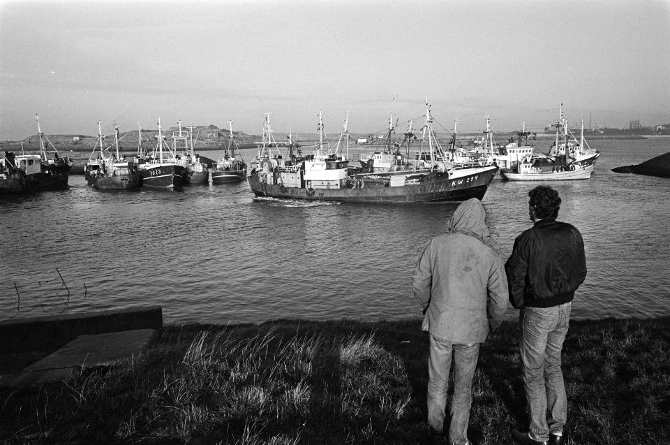 Vissers blokkeren havens van Lauwersoog en IJmuiden als protest tegen het afgeko, Bestanddeelnr 933-1686