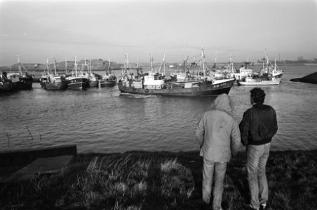 Vissers blokkeren havens van Lauwersoog en IJmuiden als protest tegen het afgeko, Bestanddeelnr 933-1686