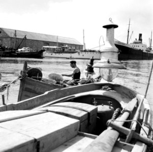 Visser in zijn boot in de haven van Palamos, Bestanddeelnr 254-0796