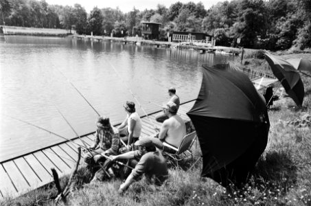 Vissers langs de Bosbaan (morgen opent het visseizoen weer, Bestanddeelnr 932-1866