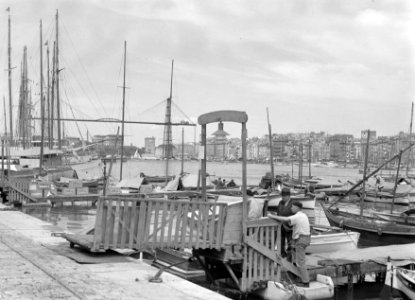 Vissersbootjes in de oude haven, met op de achtergrond de Pont Transbordeur, Bestanddeelnr 191-0129