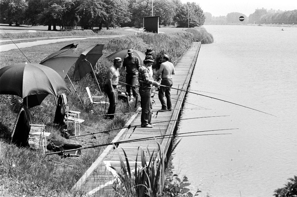 Vissers langs de Bosbaan (morgen opent het visseizoen weer, Bestanddeelnr 932-1867