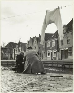 Vissers op de Westkolk in Spaarndam. NL-HlmNHA 54005647