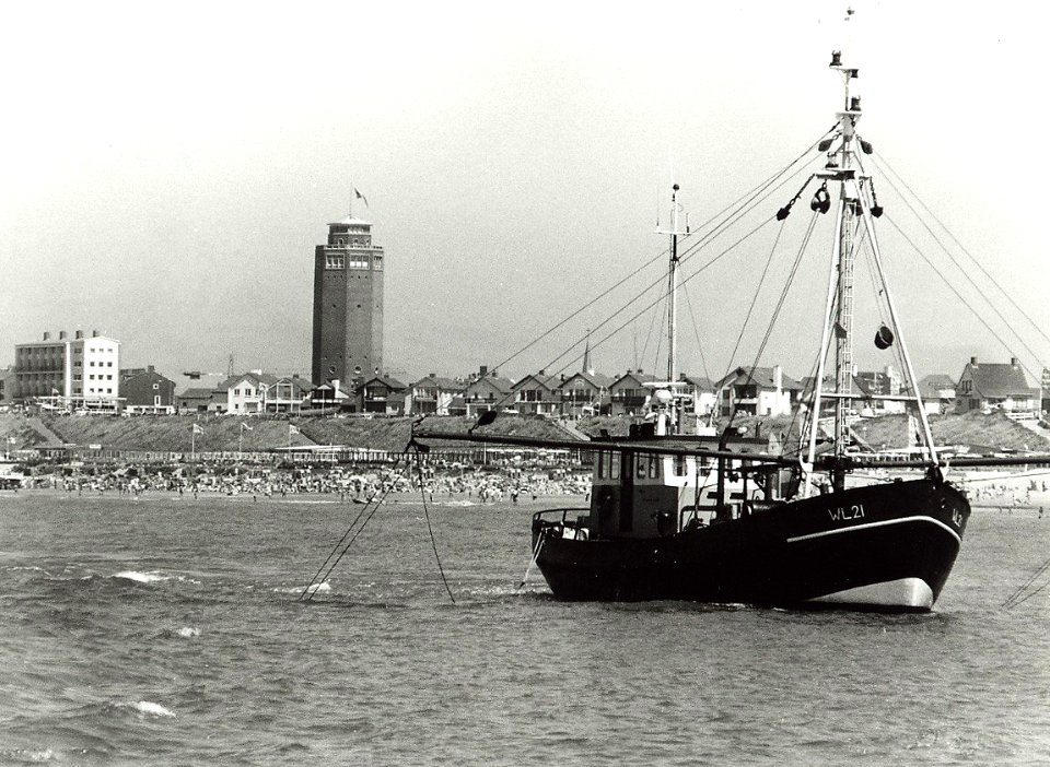 Vissersboot de W.L.21 voor de kust van Zandvoort. Aangekocht van United Photos de Boer bv. - Negatiefnummer 32658 k 12 A. - Gepubliceerd in het Haarlems Dagblad van 12-07-1990. Identificatienummer 54-