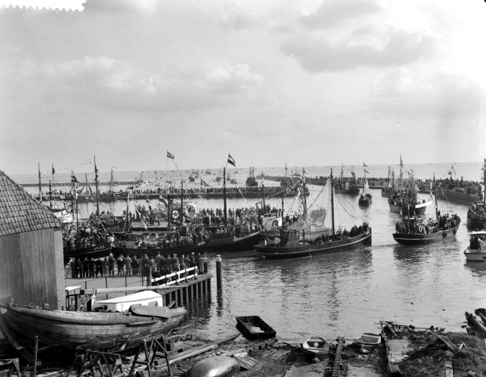 Visserijdag 1961 in Urk Het uitvaren van de vissersvloot, Bestanddeelnr 912-3510