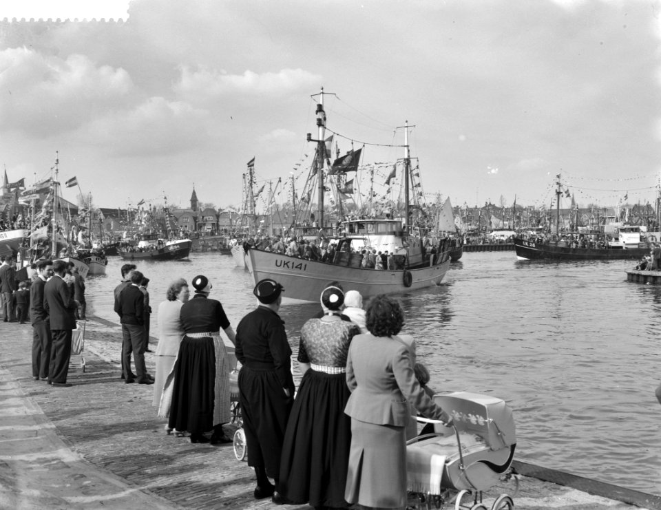 Visserijdag 1961 in Urk Het uitvaren van de vissersvloot, Bestanddeelnr 912-3507