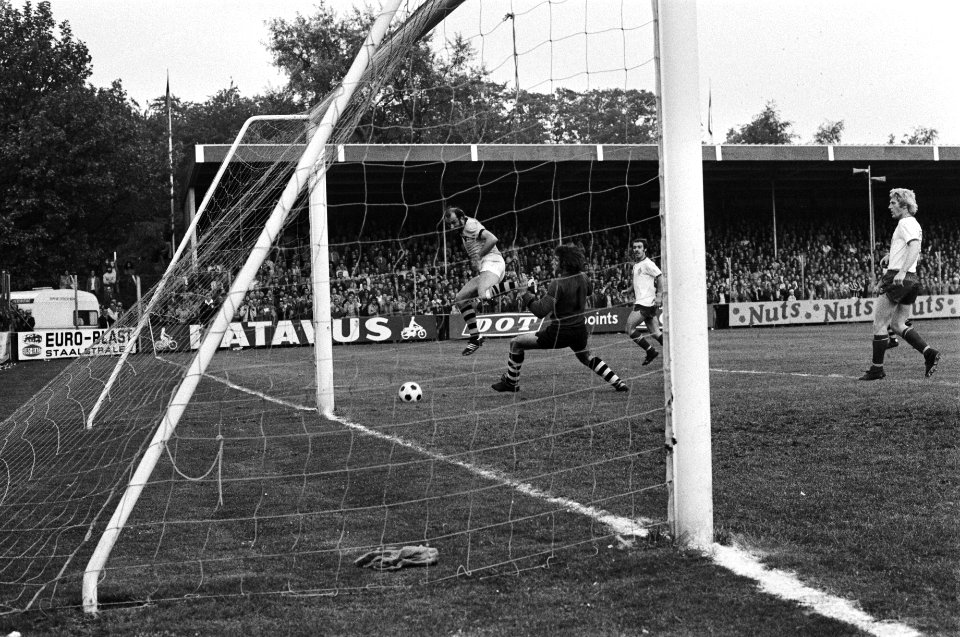 Vitesse tegen VVV 0-0, Herman Veenendaal (Vitesse) passeert keeper Eddy Sobczak…, Bestanddeelnr 928-6281