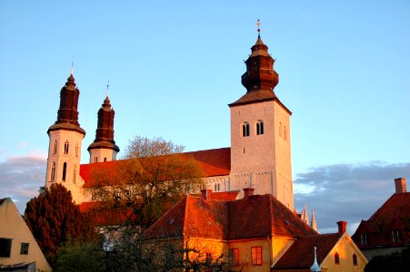 Visby domkyrka i solnedgången