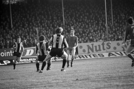Vitesse tegen PSV 2-2, Van Kraaij (PSV, 2e van rechts) scoort eerste doelpunt va, Bestanddeelnr 929-4878