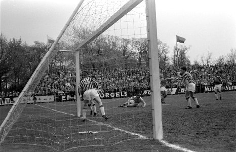 Vitesse tegen PSV 0-7. Willy van der Kuijlen scoort, Bestanddeelnr 922-3766