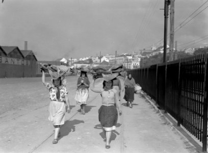 Visdragende vrouwen op straat Santos, Bestanddeelnr 191-0206