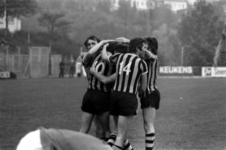 Vitesse tegen Volendam 2-1, juichende Vitessespelers vlnr Bosma, Veenendaal , Bestanddeelnr 927-2017