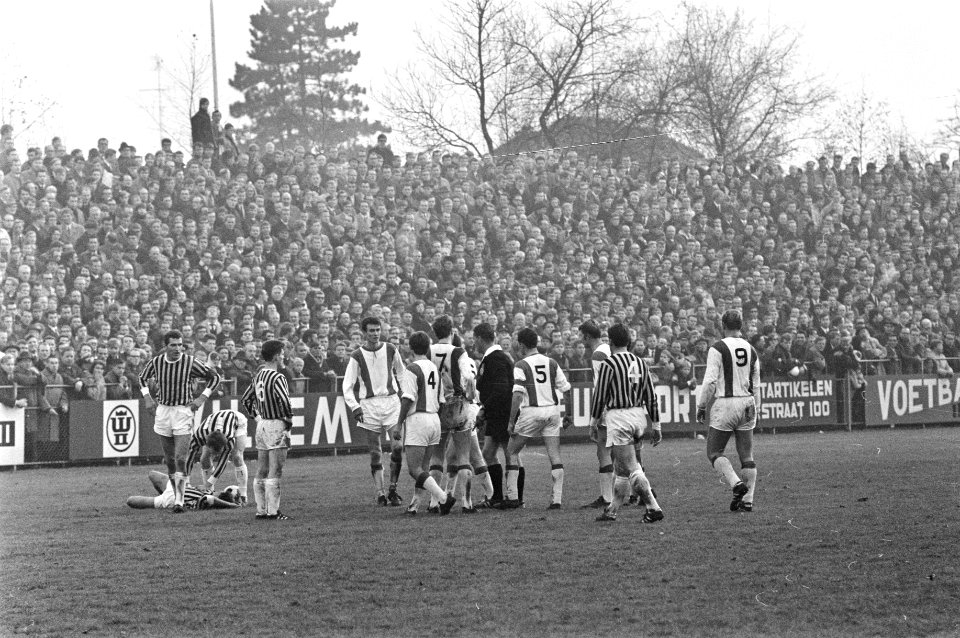 Vitesse-SVV 1-0 spelmomenten. Opstootje na overtreding, Bestanddeelnr 921-9052