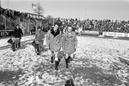 Vitesse tegen Feyenoord 0-2, De twee grensrechters Schuurman (links) en Van Gas…, Bestanddeelnr 925-4508