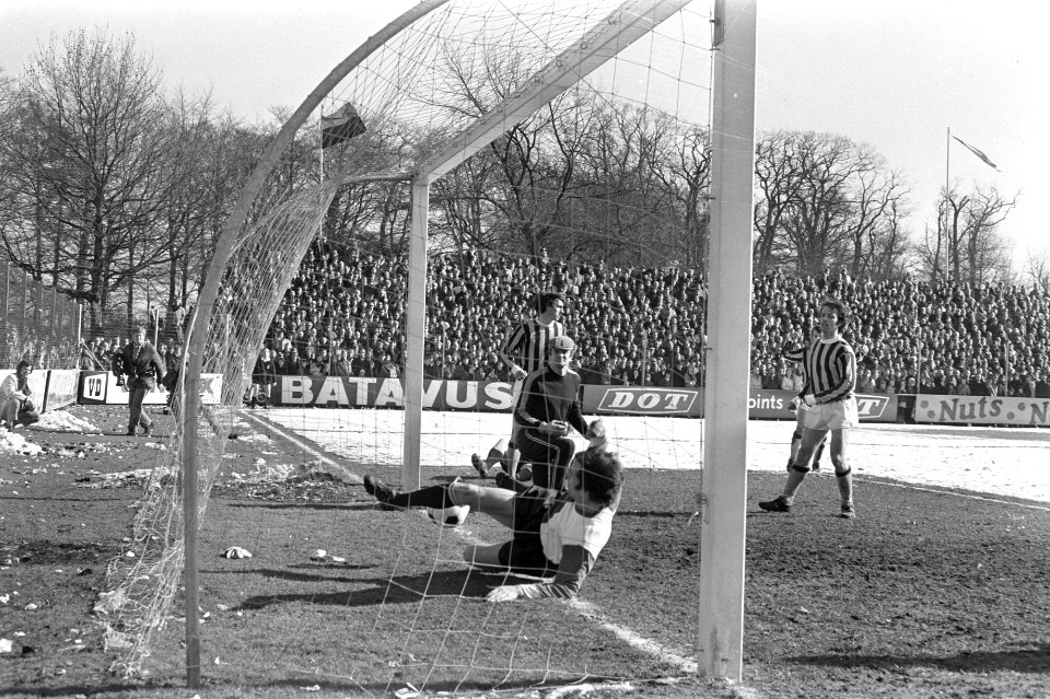 Vitesse tegen Feyenoord 0-2, Maiwald (liggend) scoort 0-1 Bals kijkt toe, Bestanddeelnr 925-4506