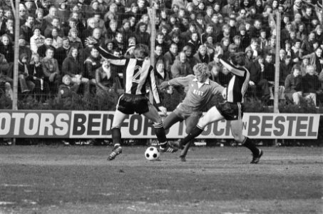 Vitesse tegen AZ´67 1-2, Kees Kist in duel met 2 verdedigers, Bestanddeelnr 929-5688