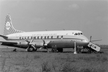 Viscount Jan Olieslagers loopt tijdens landing van landingsbaan af, Bestanddeelnr 911-5043