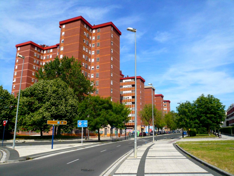 Vitoria - Barrio de Sansomendi, Avenida de los Huetos 1