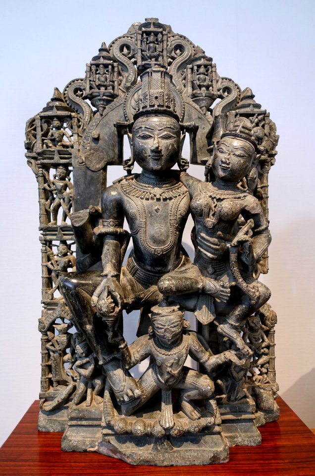 Vishnu and Lakshmi, West India, c. 12th century AD, chlorite - Matsuoka Museum of Art - Tokyo, Japan - DSC07153