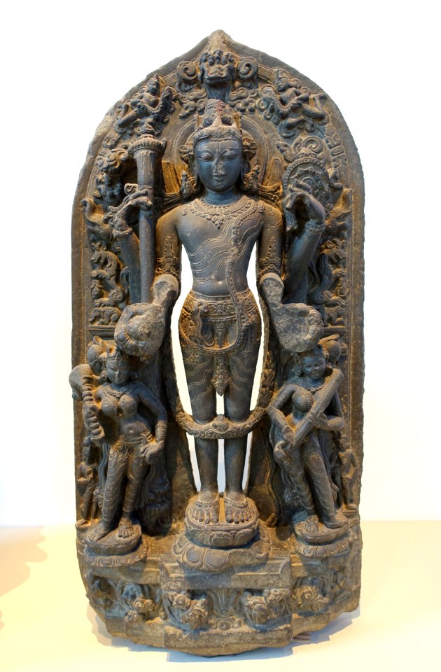 Vishnu surrounded by Lakshmi and Sarasvati, Eastern India, 11th-12th century AD, basalt - Östasiatiska museet, Stockholm - DSC09357