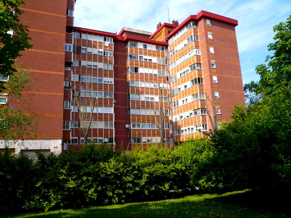 Vitoria - Barrio de Sansomendi, Avenida de los Huetos 2
