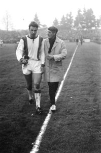 Vitesse-SVV 1-0 spelmomenten Trainer Rinus Gosens met de uit het veld gestuurde, Bestanddeelnr 921-9051