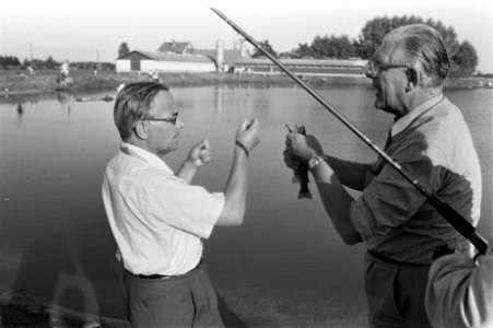 Viswedstrijd parlement tegen pers bij Barneveld, Bestanddeelnr 924-9402 photo