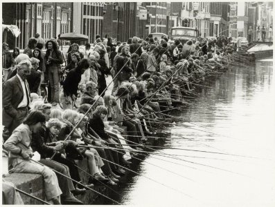Viswedstrijd voor de jeugd in de Brouwersvaart zuidzijde, ziende naar het westen. NL-HlmNHA 54003541