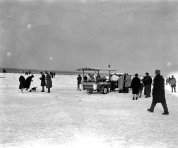 Visverkoopman met viskar op strand te Zandvoort, Bestanddeelnr 914-7840