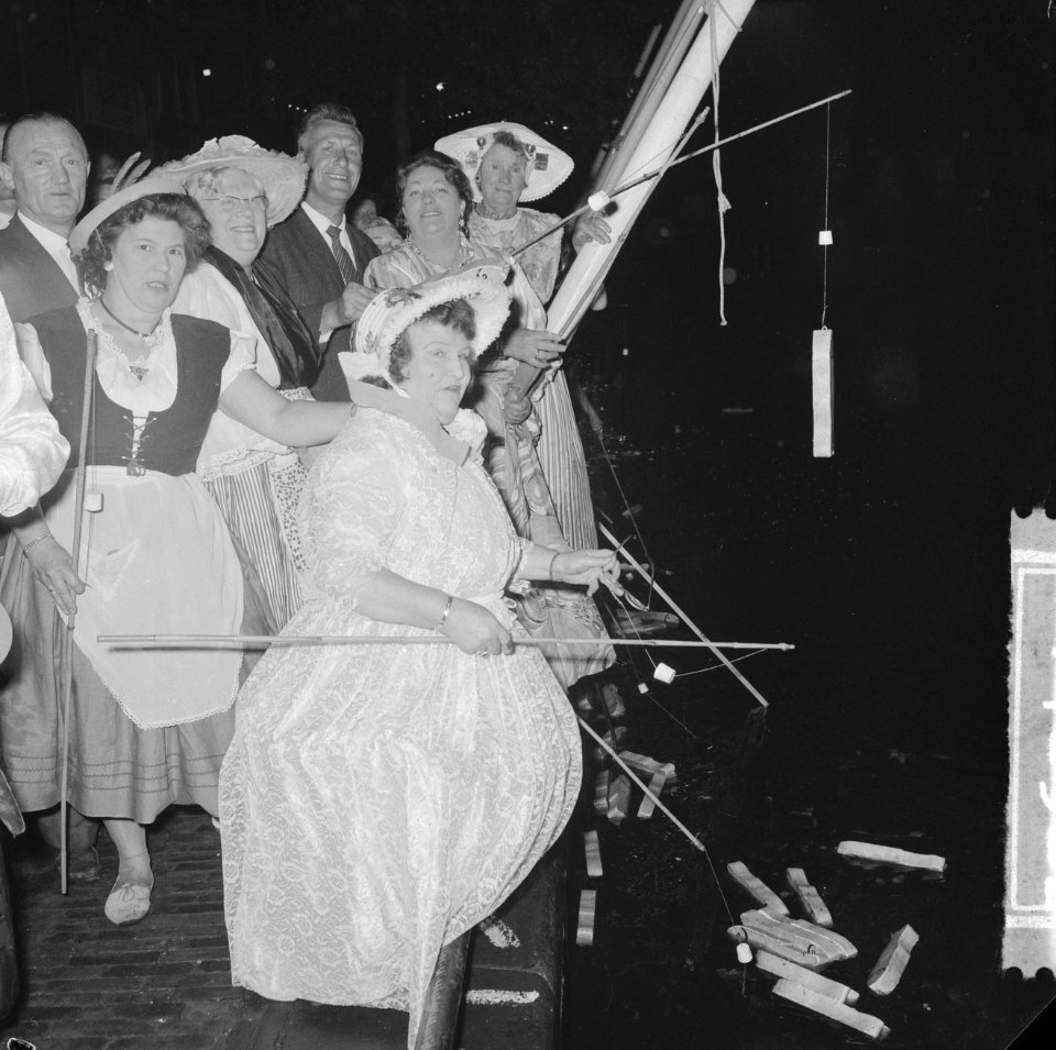 Viswedstrijd in de Brouwersgracht, de jordaan-dames in klederdracht, Bestanddeelnr 914-2922