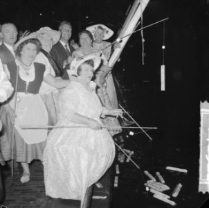 Viswedstrijd in de Brouwersgracht, de jordaan-dames in klederdracht, Bestanddeelnr 914-2922
