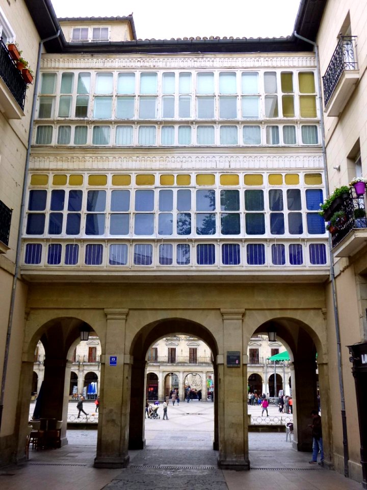 Vitoria - Acceso a la Plaza de España desde la Calle Lehendakari Aguirre