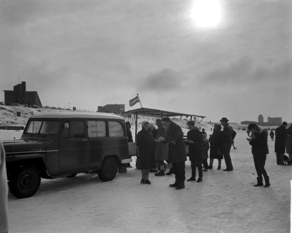 Visverkoopman met viskar op strand te Zandvoort Viskar op strand Zandvoort, Bestanddeelnr 914-7845