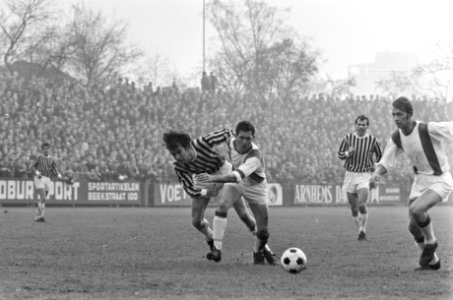 Vitesse-SVV 1-0 Van de Thillard (links) van Vitesse in aktie, Bestanddeelnr 921-9049