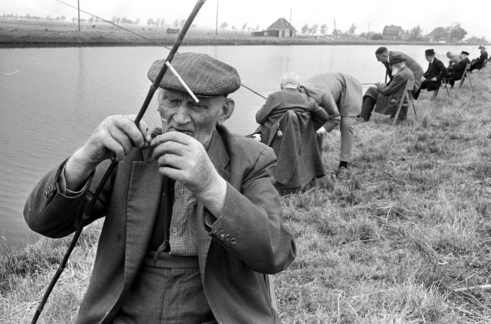 Viswedstrijd ouden van dagen Roeterstraat bij Ilpendam, de heer Rooyen ( 80 jaar, Bestanddeelnr 919-2332
