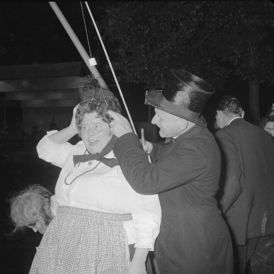 Viswedstrijd in de Brouwersgracht, vishaakje in kapsel va Jordaanse dame, Bestanddeelnr 914-2923