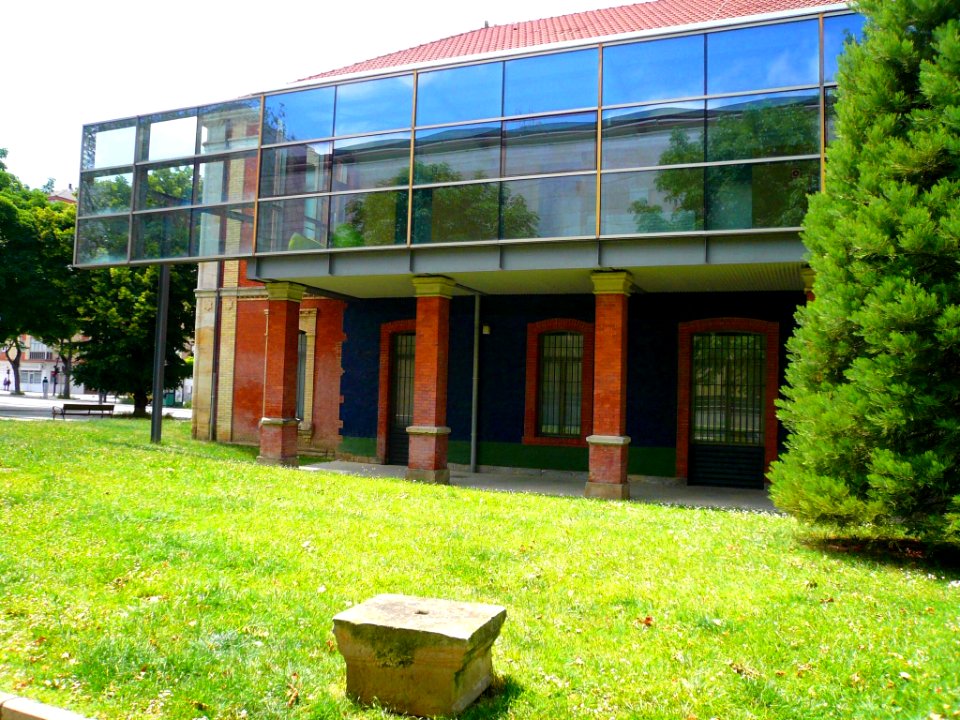Vitoria - Campus Universitario de Álava, Escuela Universitaria de Estudios Empresariales (antiguo Hospital Militar) 10