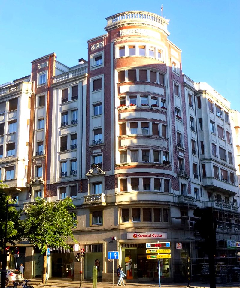 Vitoria - Calle de la Paz cruce Calle Olalguíbel 1