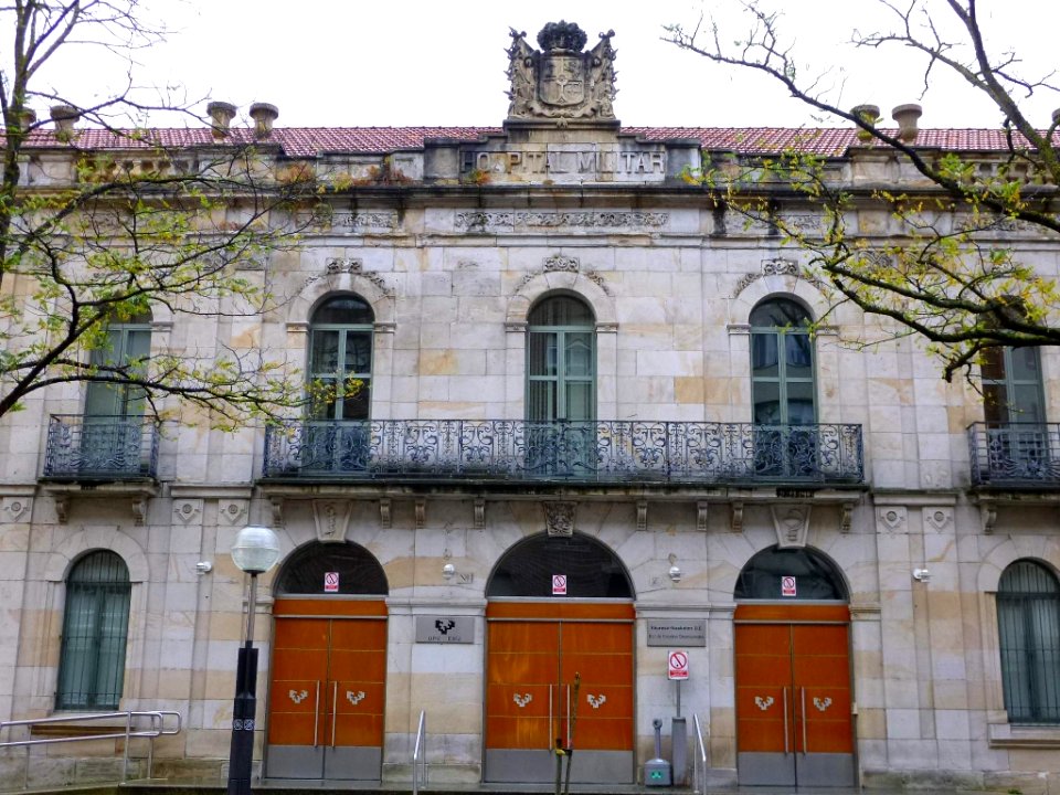 Vitoria - Campus Universitario de Álava, Escuela Universitaria de Estudios Empresariales (antiguo Hospital Militar) 2