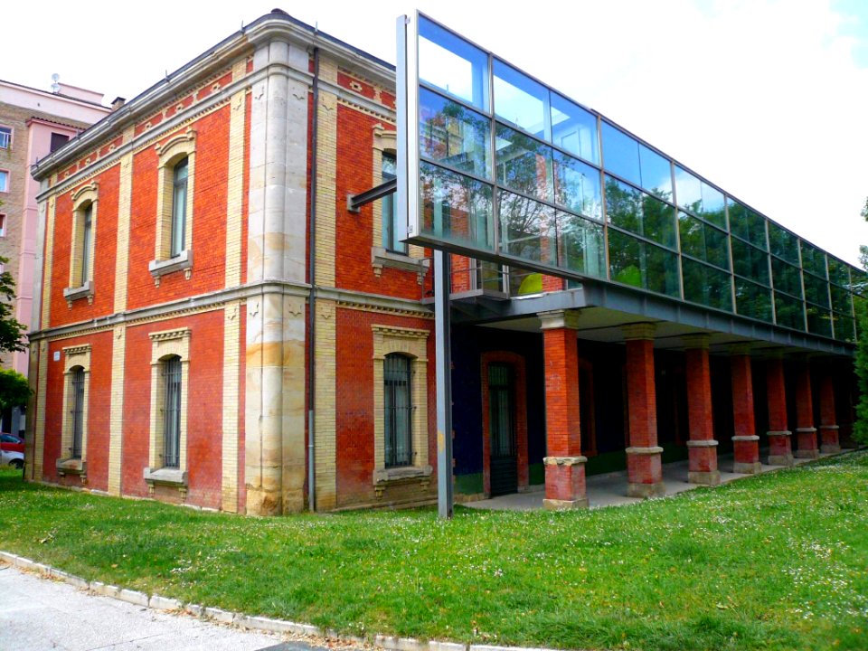 Vitoria - Campus Universitario de Álava, Escuela Universitaria de Estudios Empresariales (antiguo Hospital Militar) 11